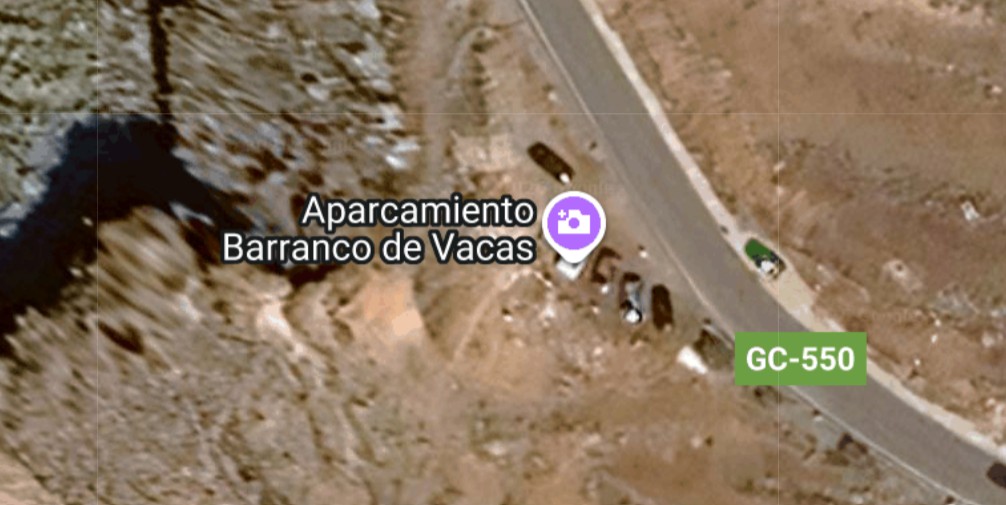 Zona de estacionamiento junto a la carretera GC-550 cerca del acceso al Barranco de las Vacas