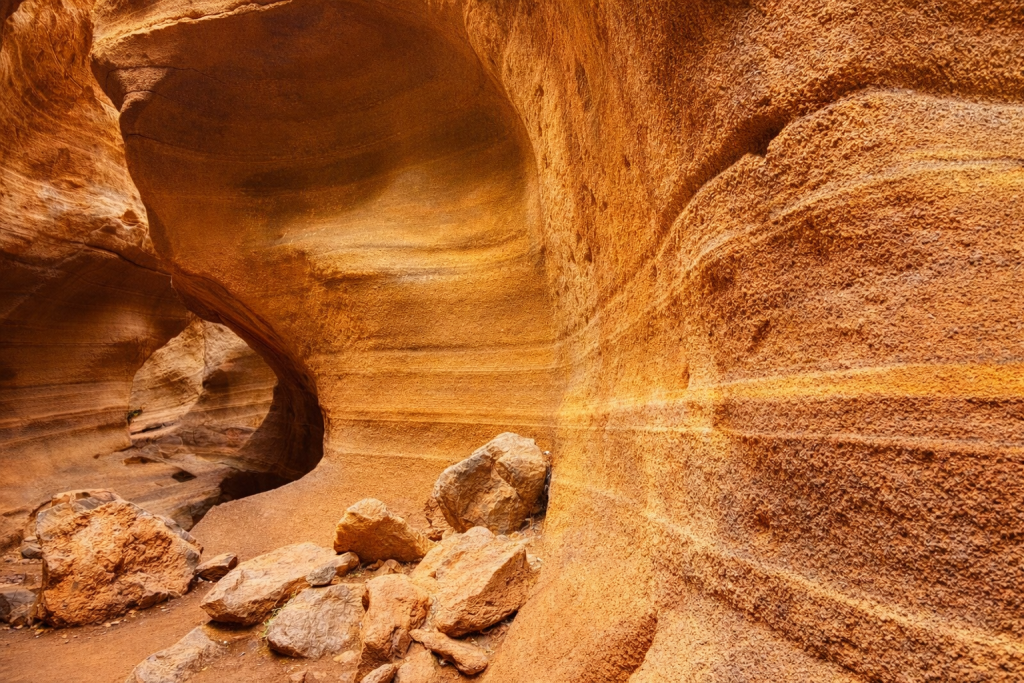 Paredes de toba volcánica erosionada en el Barranco de las Vacas, Gran Canaria