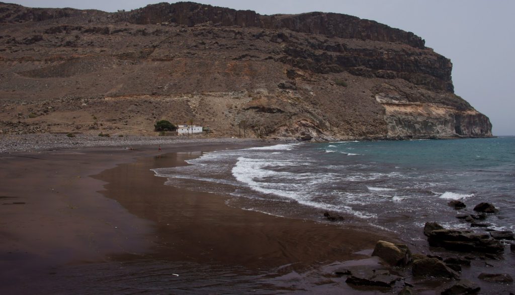 Playa de Veneguera en la costa de Mogán, Gran Canaria