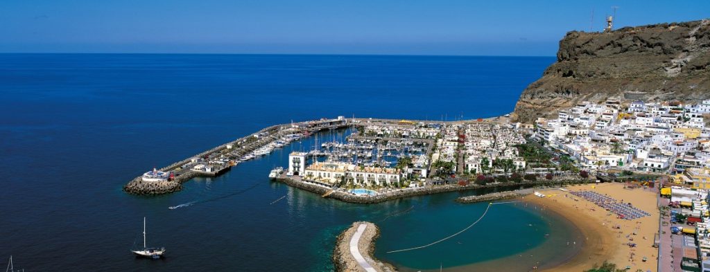 Puerto de Mogán con su marina, casas blancas y canales en Gran Canaria