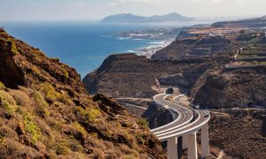 Puente de carretera en la costa norte de Gran Canaria