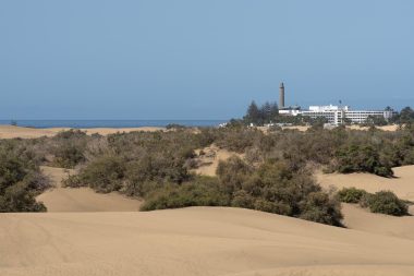 Dunas de Maspalomas y Faro de Maspalomas en la costa sur de Gran Canaria