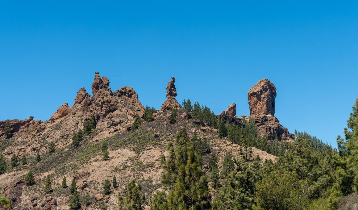 Vista panorámica del Roque Nublo y el paisaje montañoso de Gran Canaria desde La Goleta