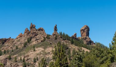 Vista panorámica del Roque Nublo y el paisaje montañoso de Gran Canaria desde La Goleta