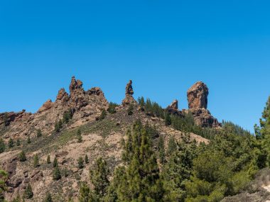 Vista panorámica del Roque Nublo y el paisaje montañoso de Gran Canaria desde La Goleta