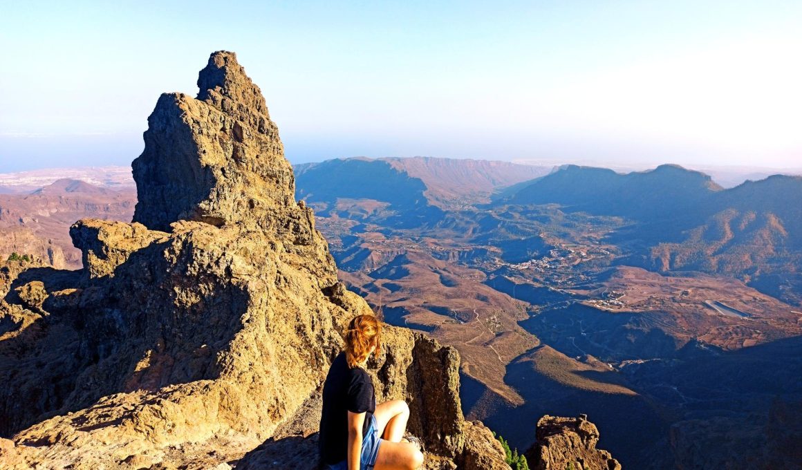 Excursionistas contemplando el paisaje de cumbre de Gran Canaria