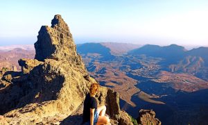 Excursionistas contemplando el paisaje de cumbre de Gran Canaria