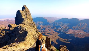 Excursionistas contemplando el paisaje de cumbre de Gran Canaria