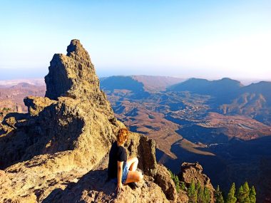 Excursionistas contemplando el paisaje de cumbre de Gran Canaria