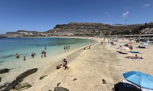 Playa de Amadores en Gran Canaria, una opción popular para disfrutar en familia