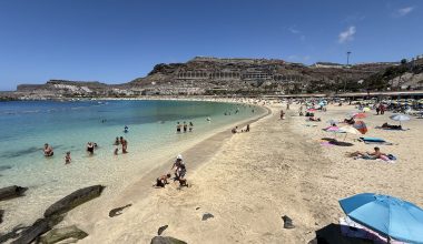 Playa de Amadores en Gran Canaria, una opción popular para disfrutar en familia