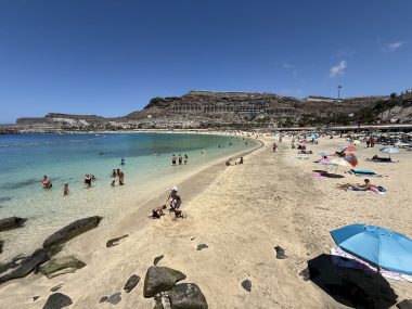 Playa de Amadores en Gran Canaria, una opción popular para disfrutar en familia