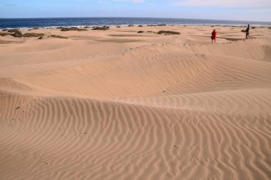 Dunas de Maspalomas en el sur de Gran Canaria bajo un cielo despejado