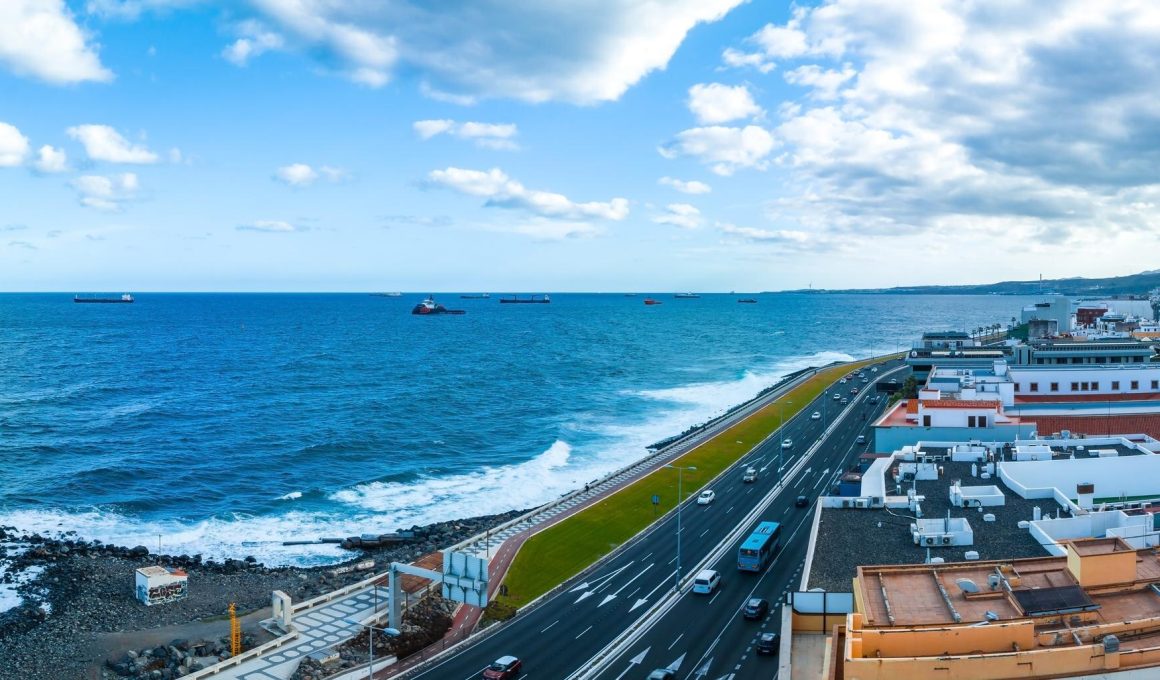 Vista aérea panorámica de Las Palmas de Gran Canaria y la playa de Las Canteras al atardecer