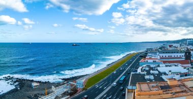 Vista aérea panorámica de Las Palmas de Gran Canaria y la playa de Las Canteras al atardecer
