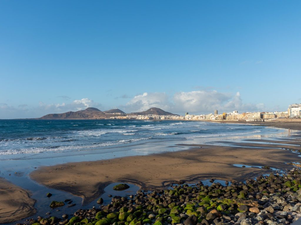 Vista panorámica de la playa de Las Canteras en Las Palmas de Gran Canaria