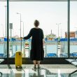 Viajera con una maleta en un aeropuerto