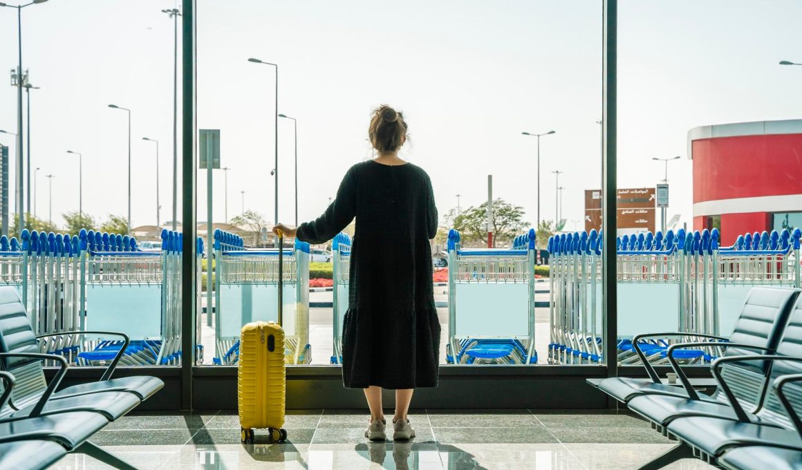 Viajera con una maleta en un aeropuerto