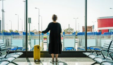 Viajera con una maleta en un aeropuerto