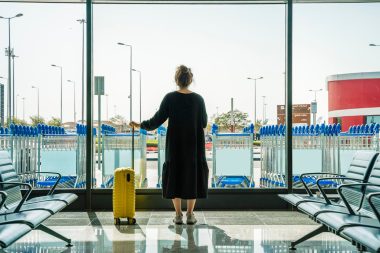 Viajera con una maleta en un aeropuerto