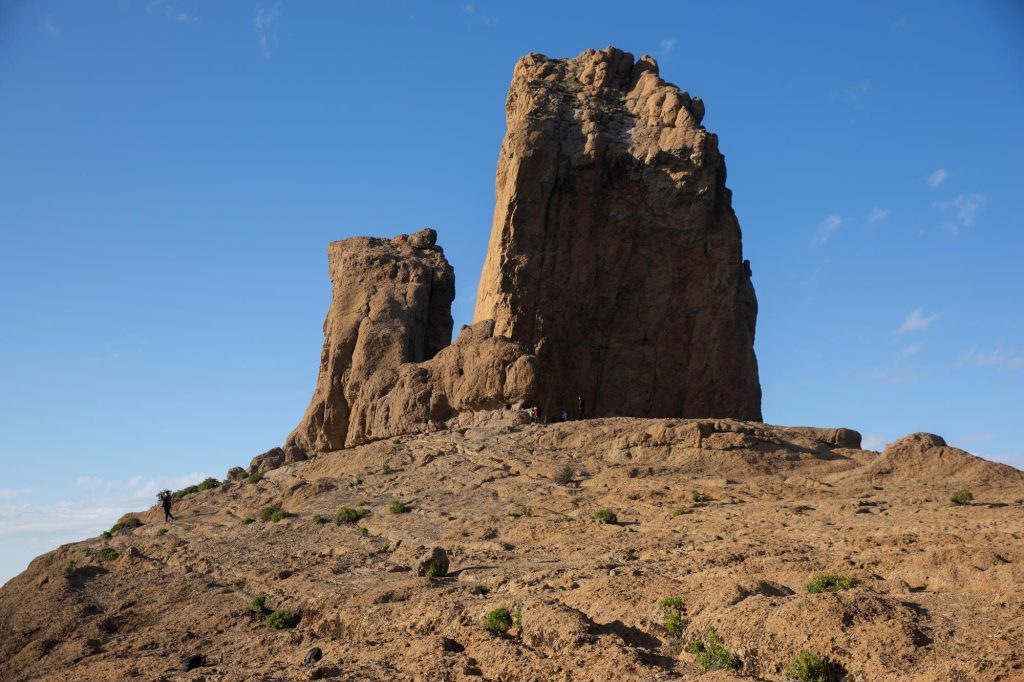 Paisaje de montaña del Roque Nublo en Gran Canaria durante una jornada de senderismo