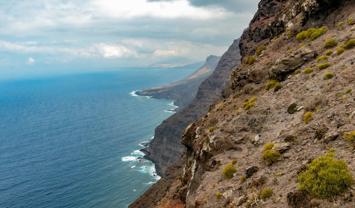 Acantilados y costa volcánica del oeste de Gran Canaria junto al océano Atlántico
