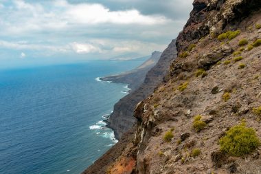 Acantilados y costa volcánica del oeste de Gran Canaria junto al océano Atlántico