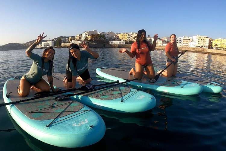 Posierend-Paddel-Surf-machend-2